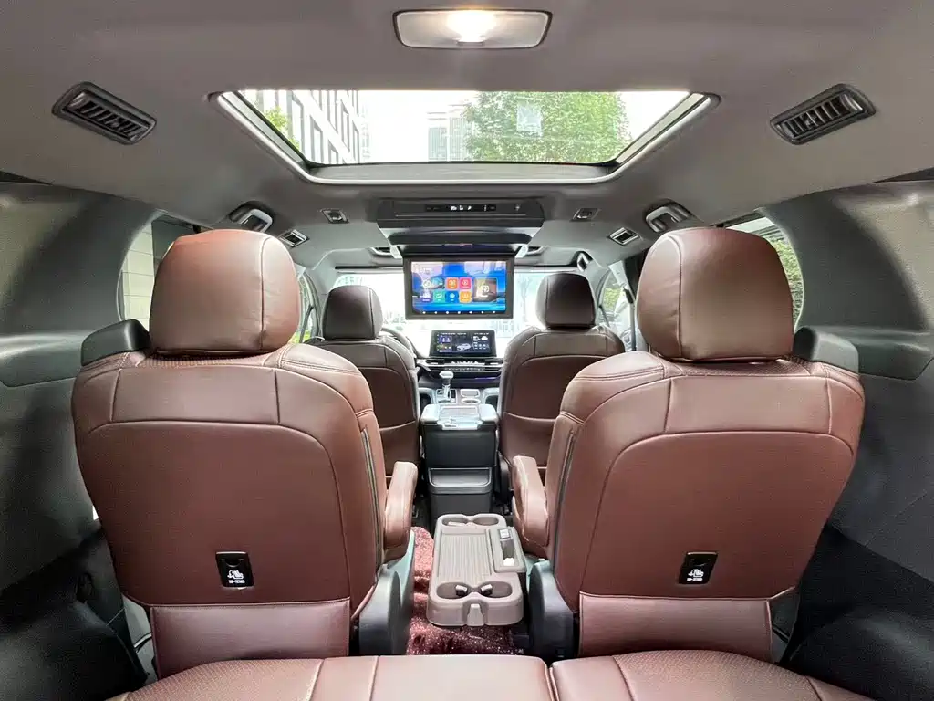 Toyota Granvia — миниатюра 8