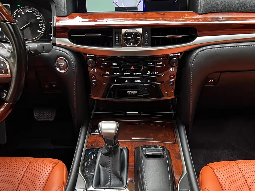 Lexus LX — миниатюра 8