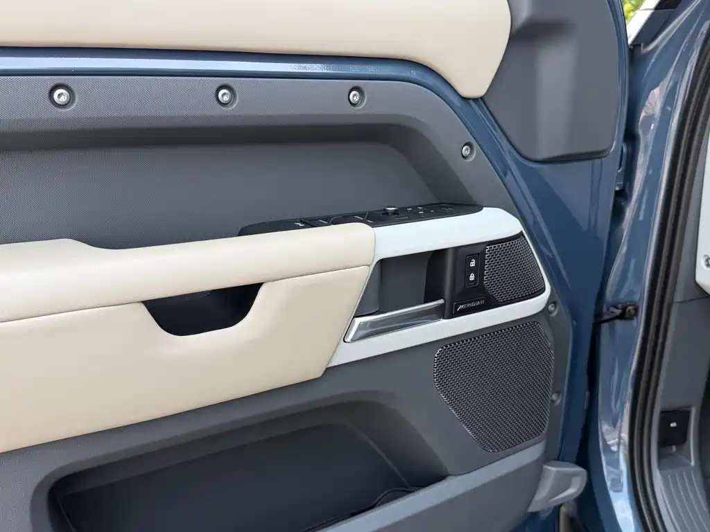 Land Rover Defender — миниатюра 12