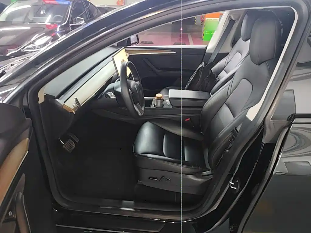 Tesla Model Y — миниатюра 16