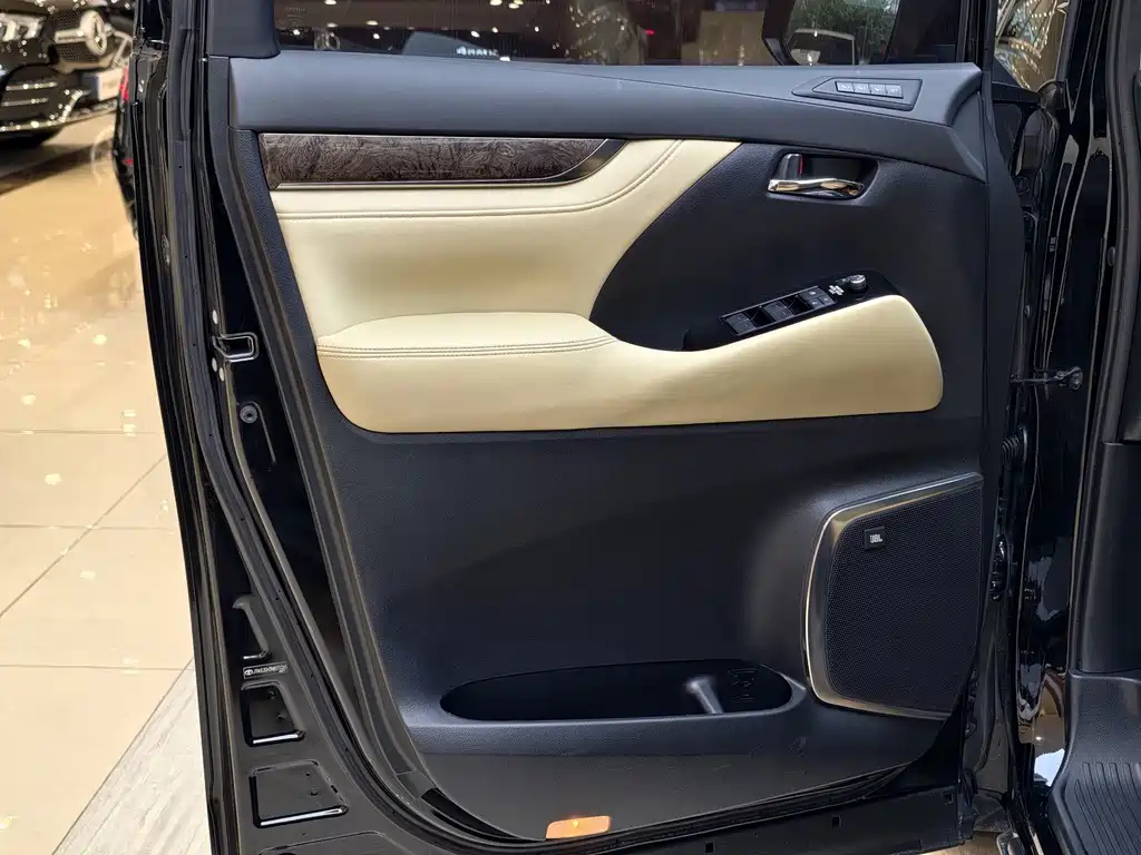 Toyota Vellfire — миниатюра 4