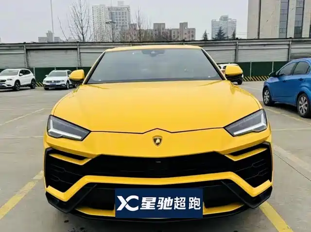 LAMBORGHINI URUS 2022