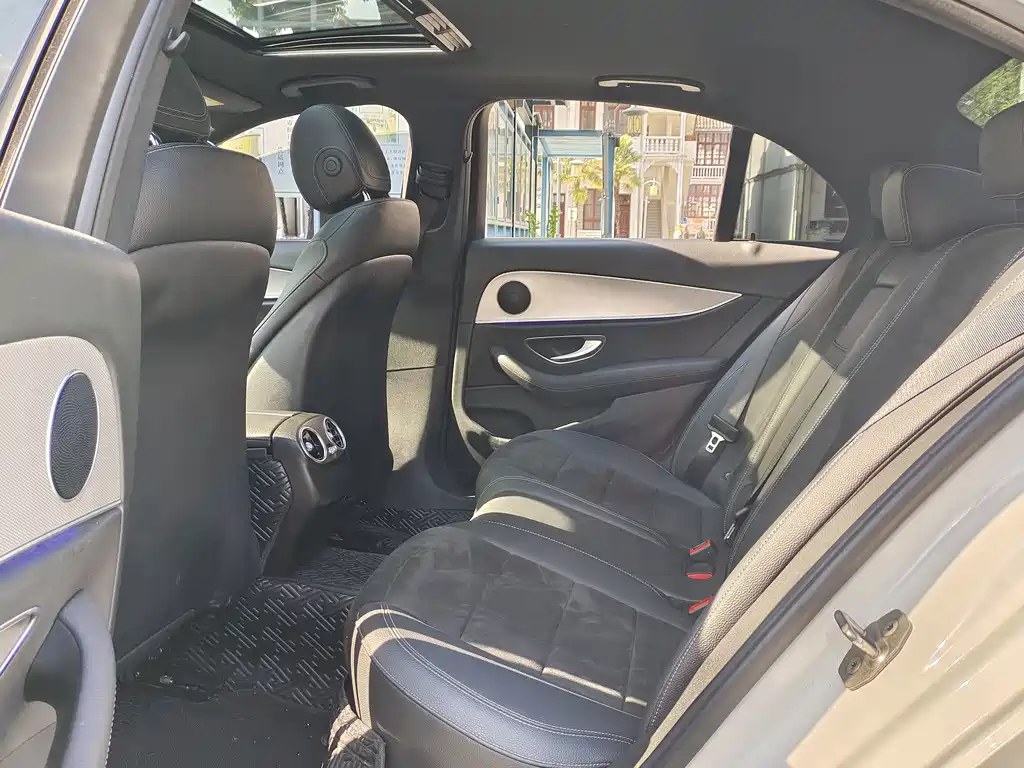 Mercedes-Benz E-Class — миниатюра 10