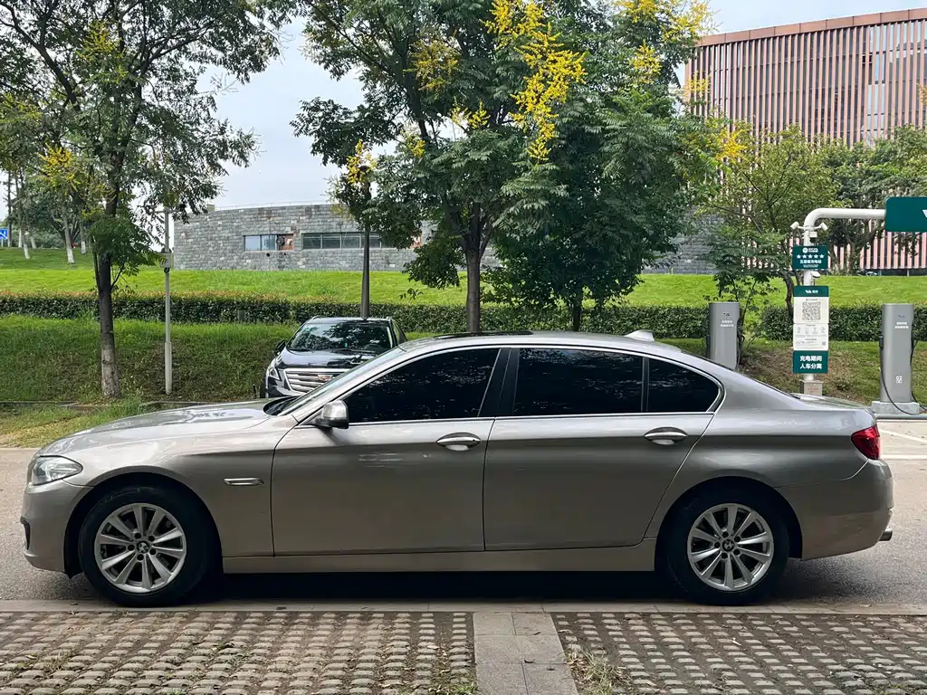 BMW 5 Series — миниатюра 4