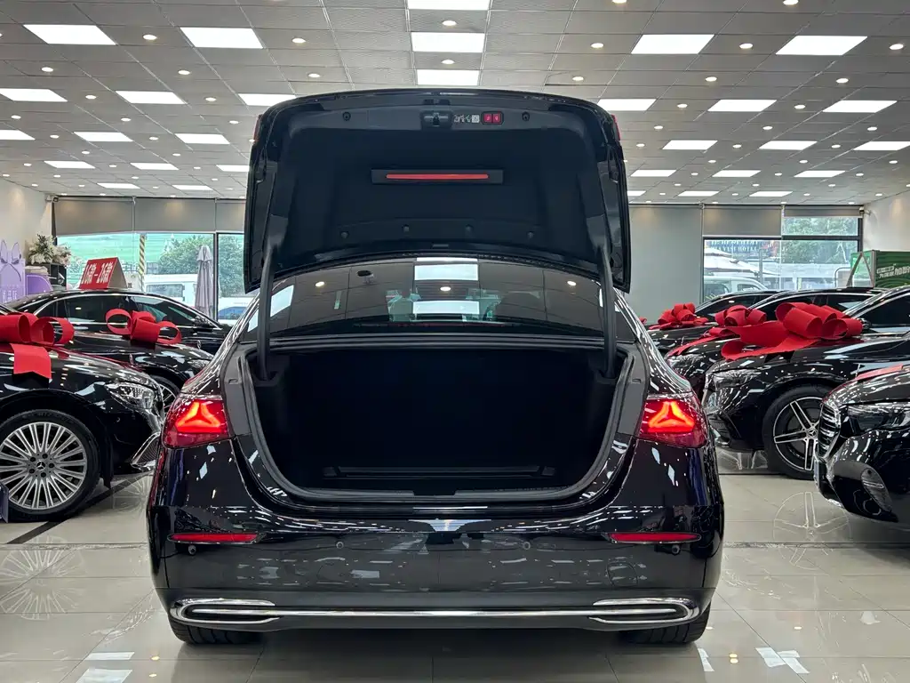 Mercedes-Benz E-Class — миниатюра 8