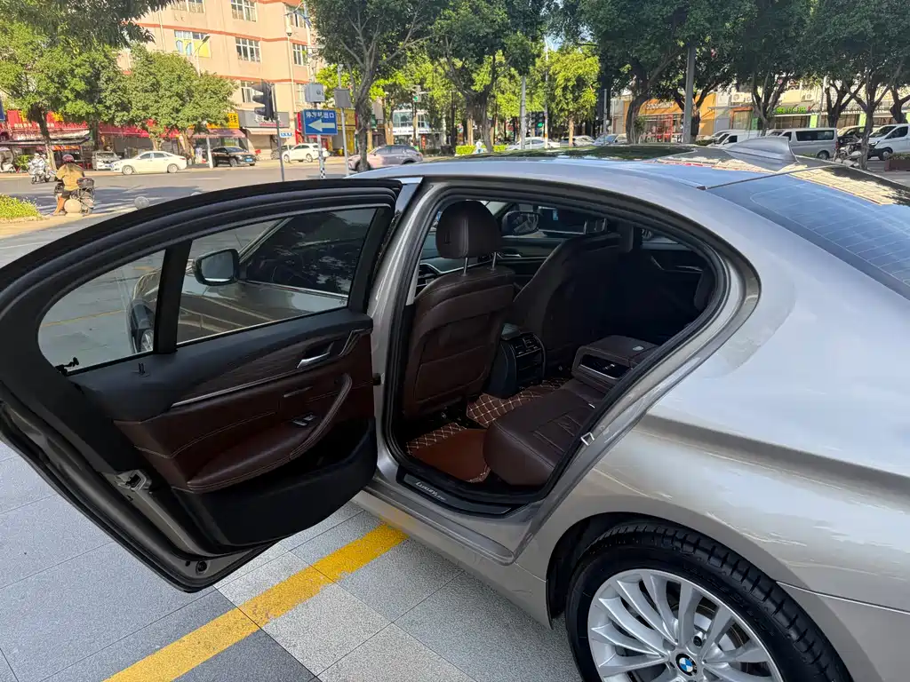 BMW 5 Series — миниатюра 12