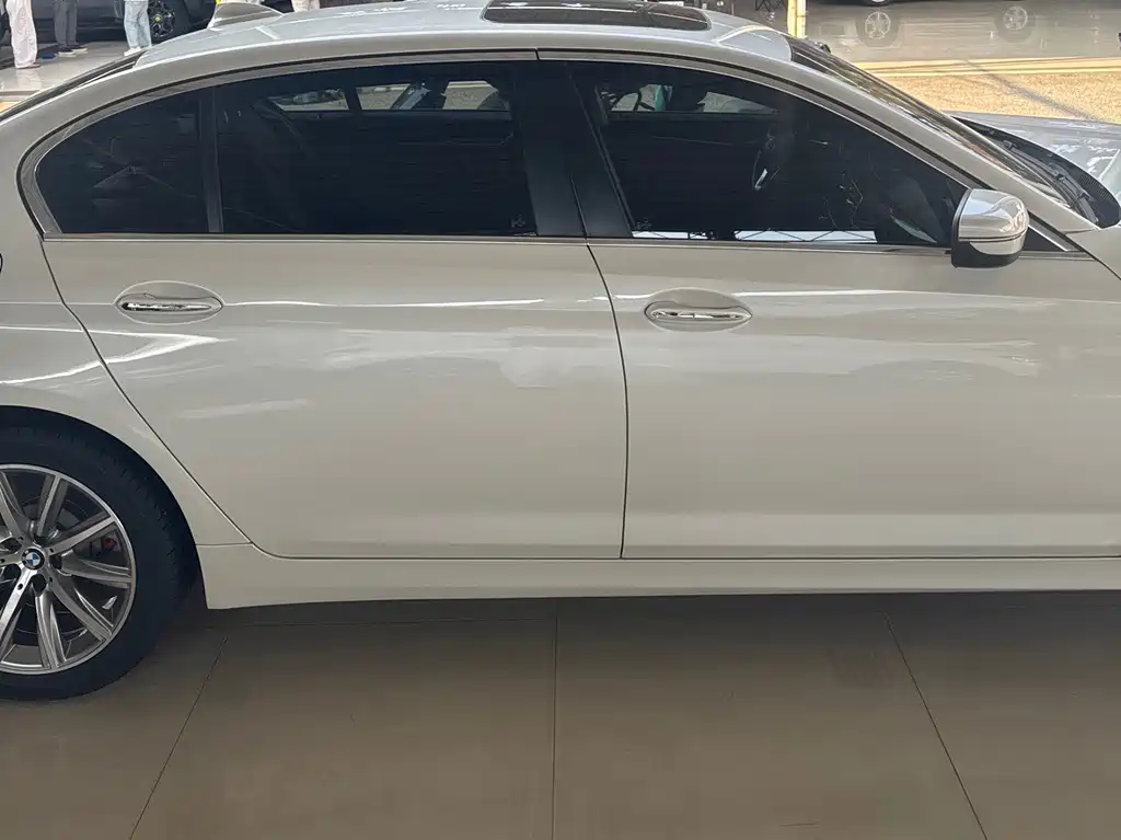 BMW 5 Series — миниатюра 3