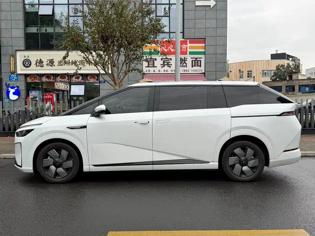 XPeng X9 — миниатюра 3