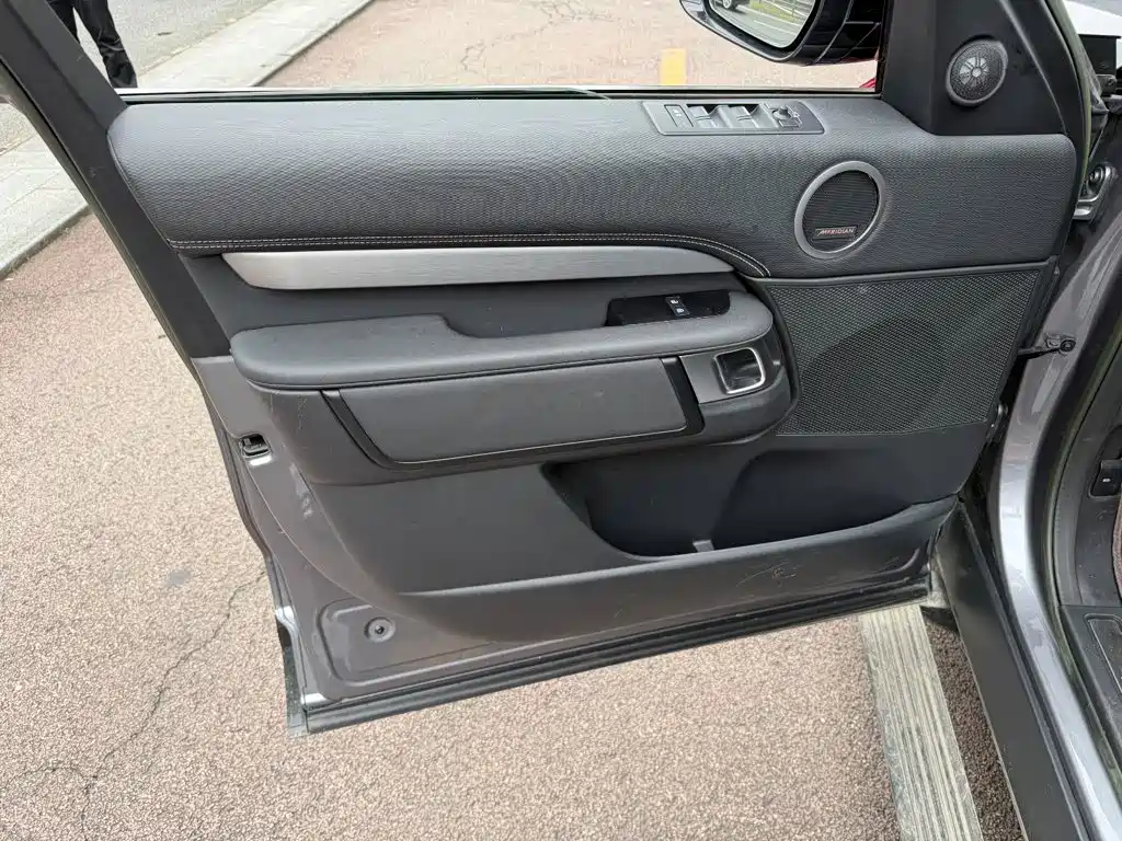Land Rover Discovery — миниатюра 6