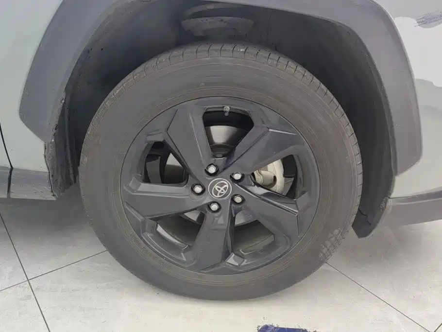 Toyota RAV4 — миниатюра 6
