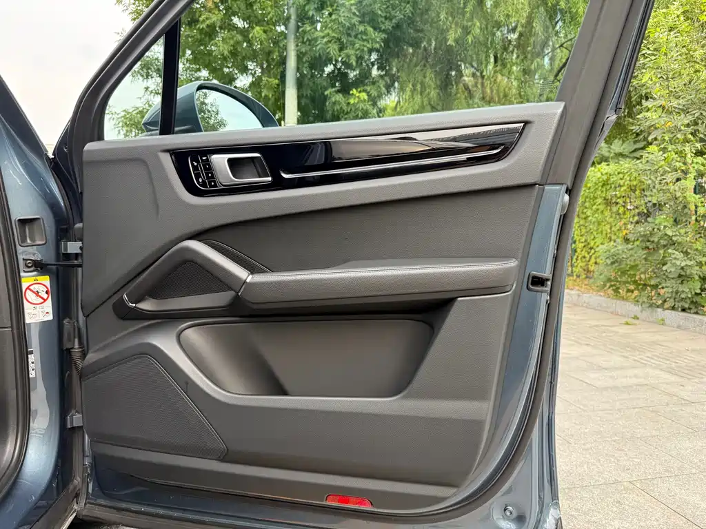 Porsche Cayenne — миниатюра 15