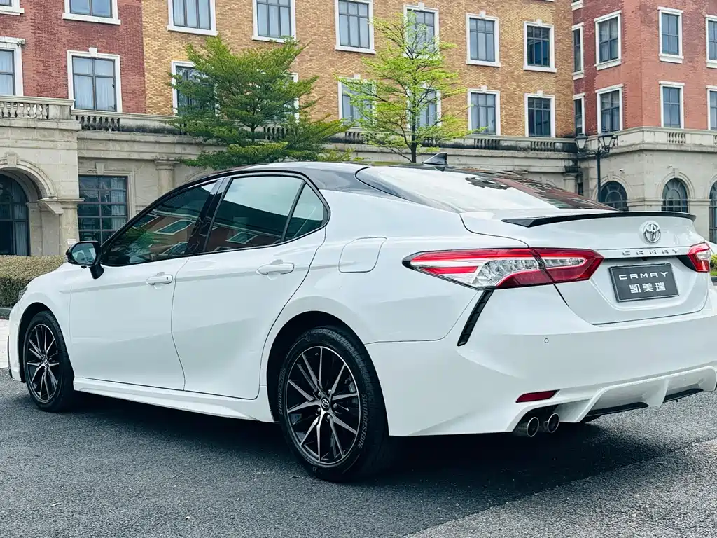 Toyota Camry — миниатюра 8