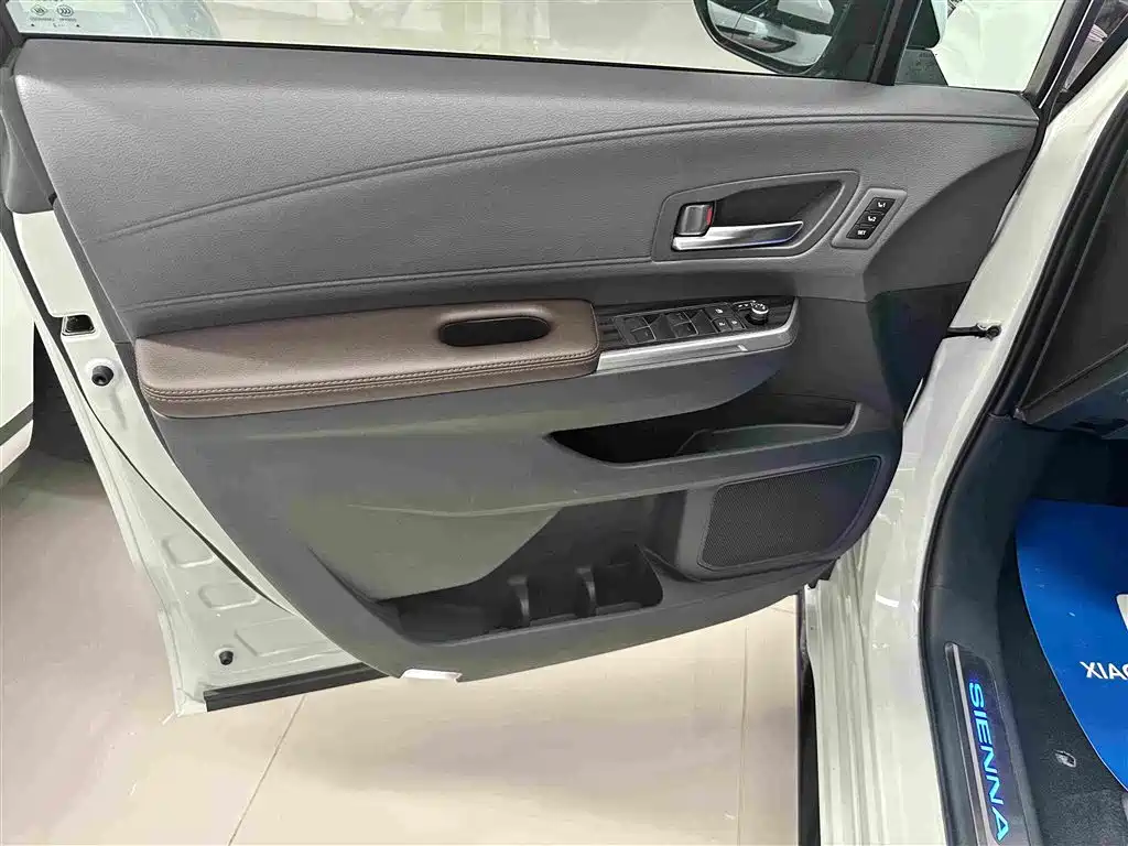 Toyota Sienna — миниатюра 6