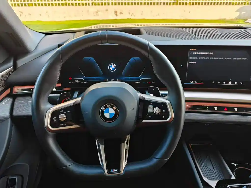 BMW 5 Series — миниатюра 13