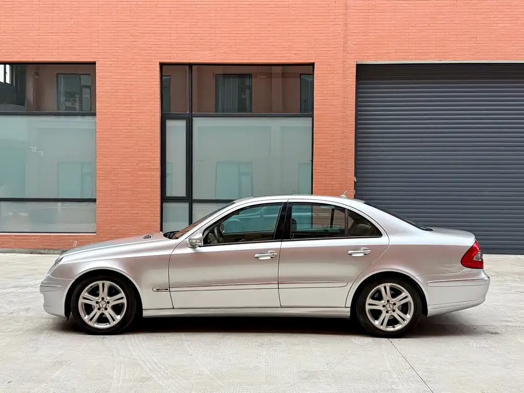 Mercedes-Benz E-Class — миниатюра 7