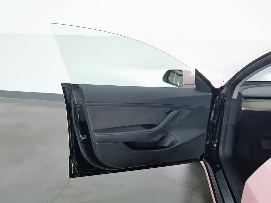 Tesla Model 3 — миниатюра 8