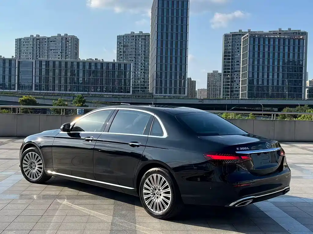 Mercedes-Benz E-Class — миниатюра 12