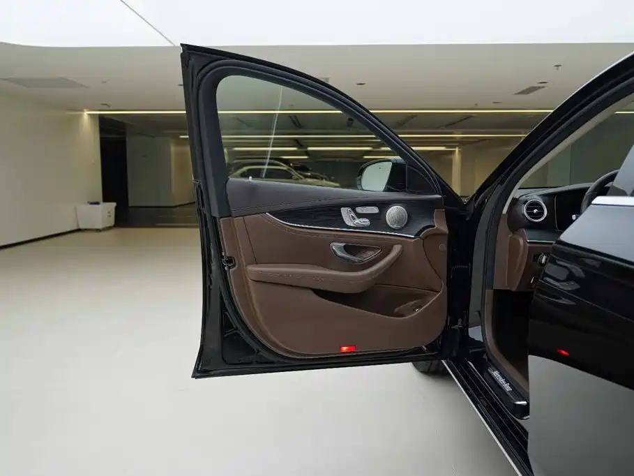 Mercedes-Benz E-Class — миниатюра 16