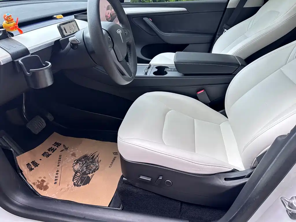 Tesla Model Y — миниатюра 9