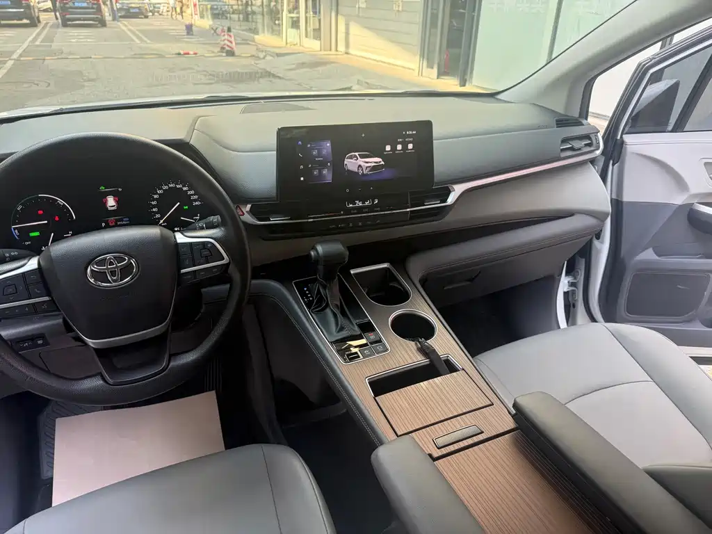 Toyota Granvia — миниатюра 15