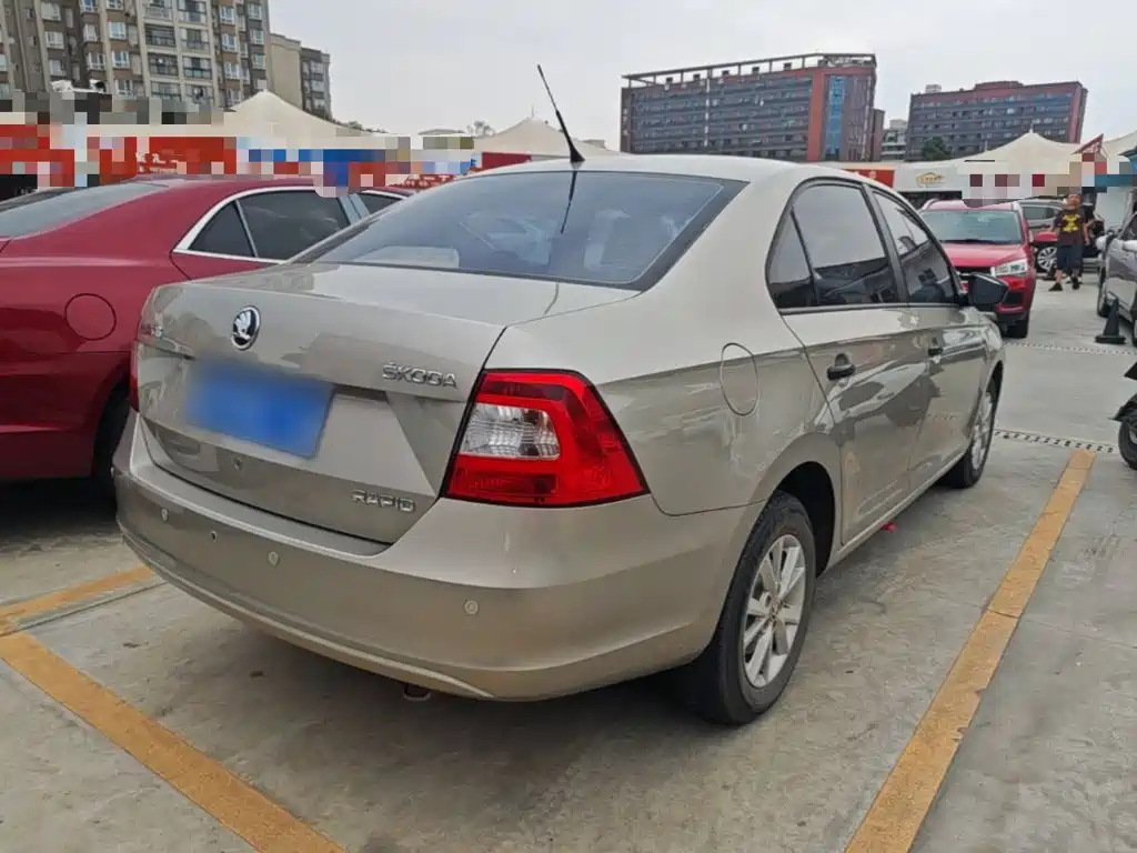 Skoda Rapid — миниатюра 7