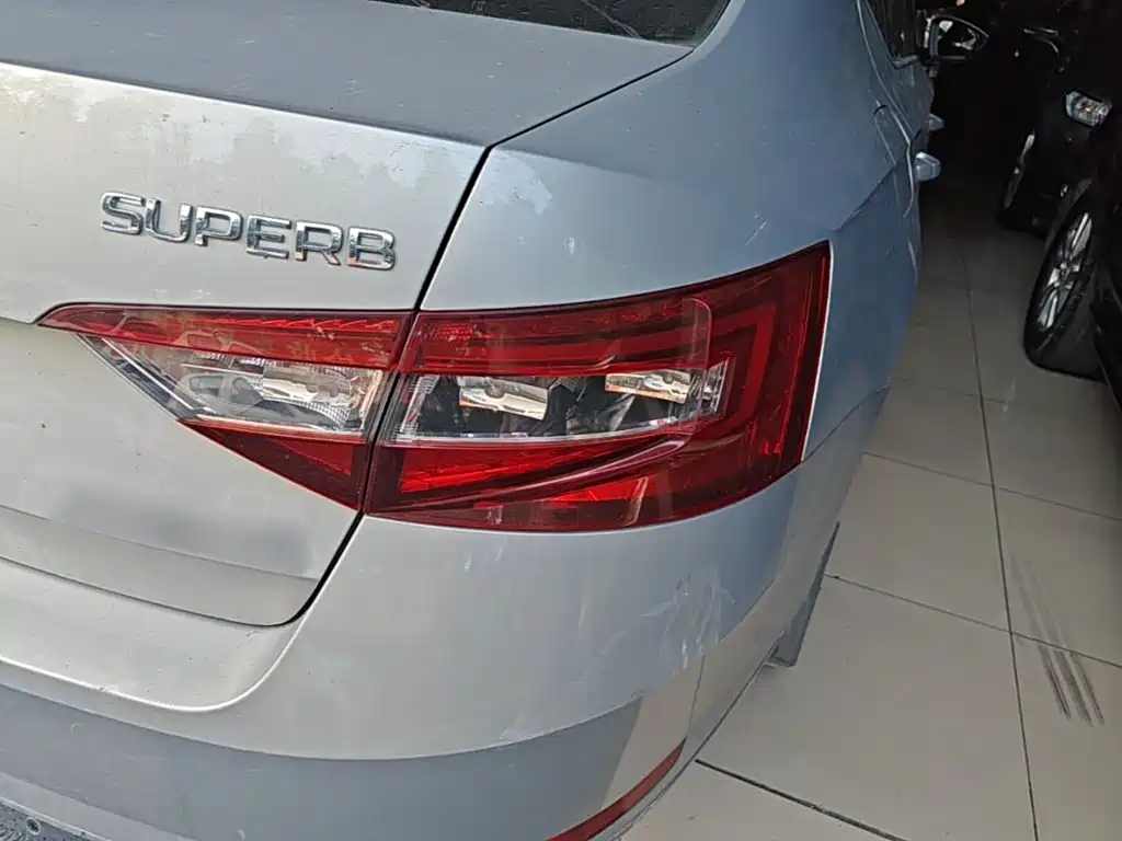Skoda Superb — миниатюра 8