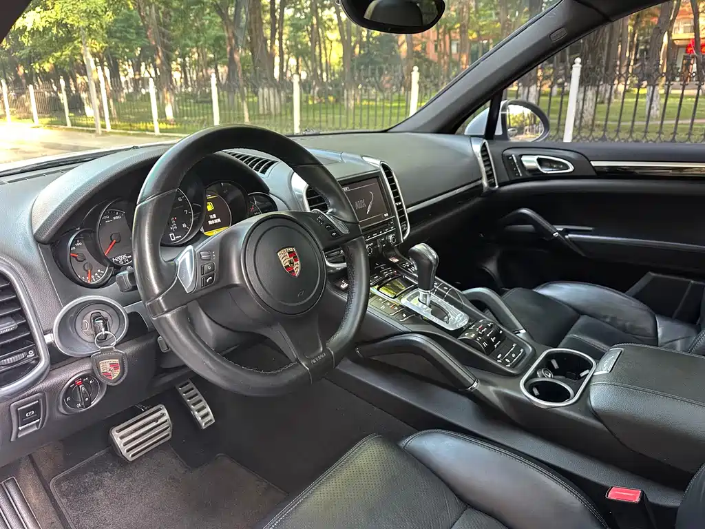 Porsche Cayenne — миниатюра 10