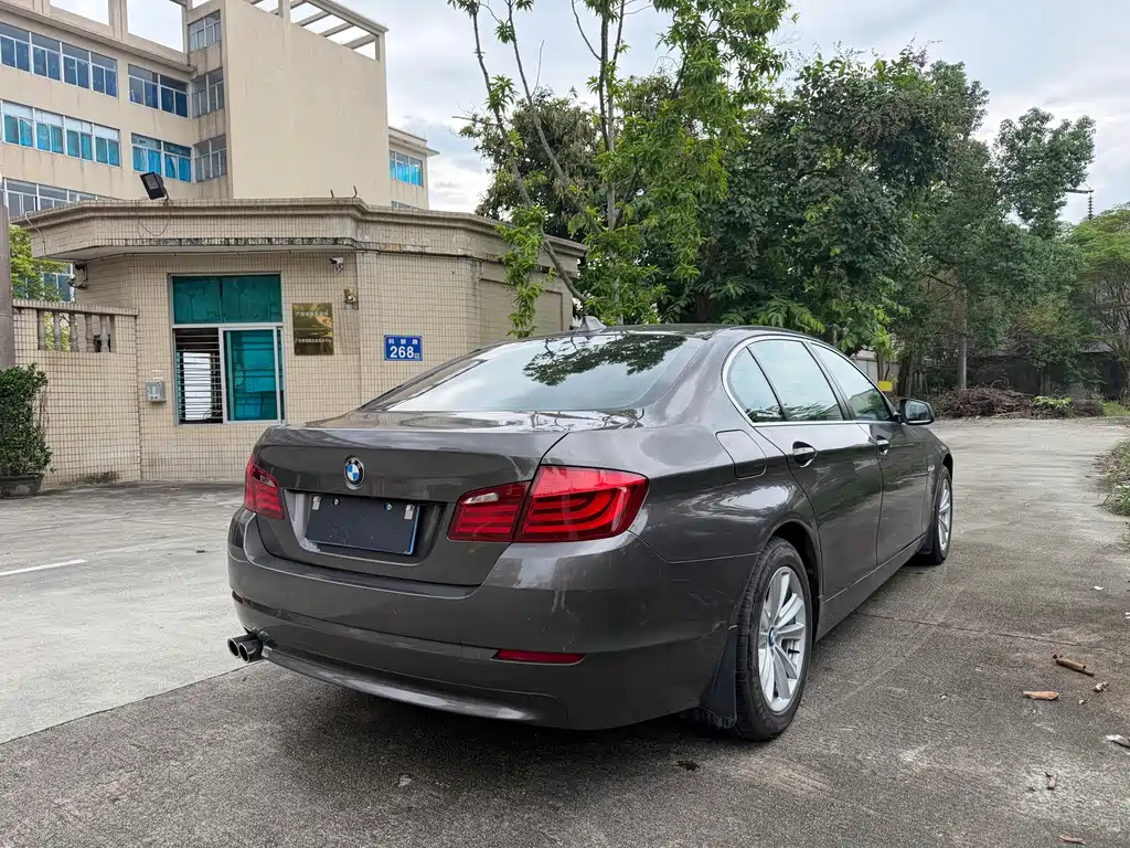 BMW 5 Series — миниатюра 7