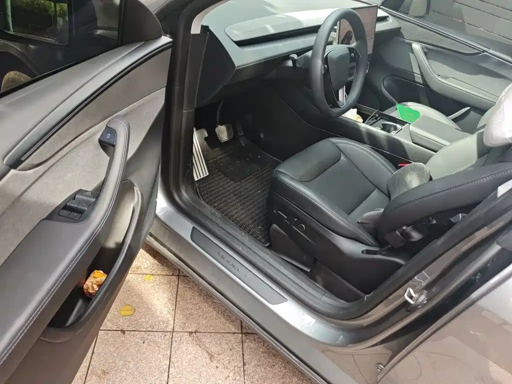 Tesla Model Y — миниатюра 12