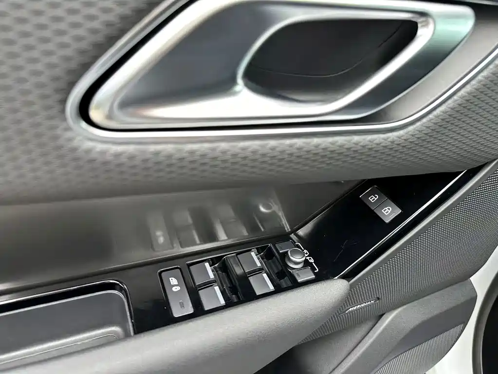 Land Rover Velar — миниатюра 20