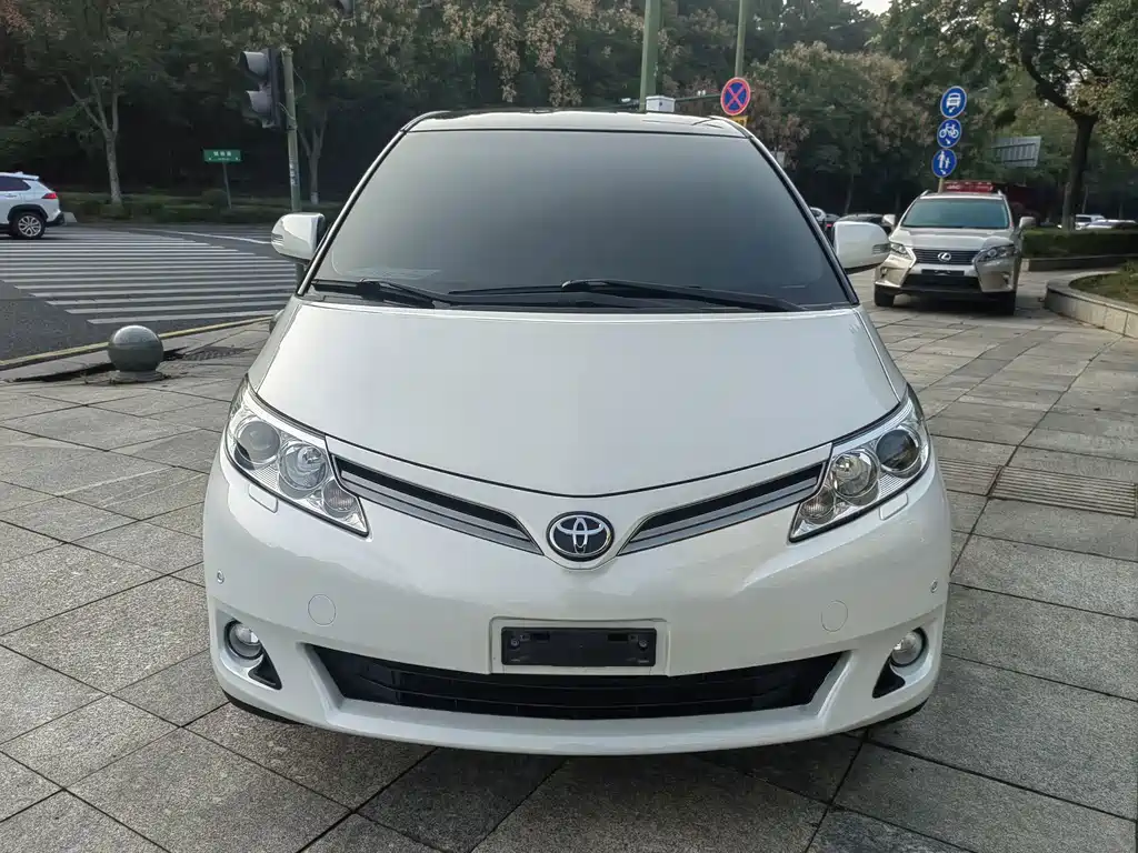 Toyota Previa — миниатюра 3