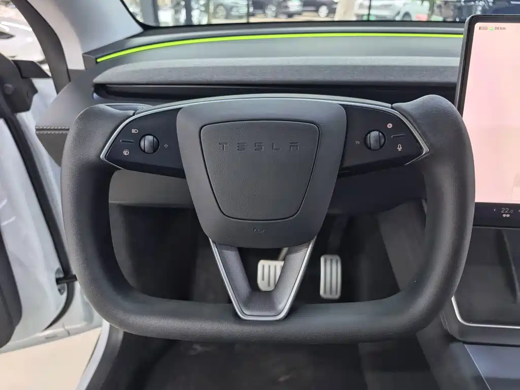 Tesla Model Y — миниатюра 8