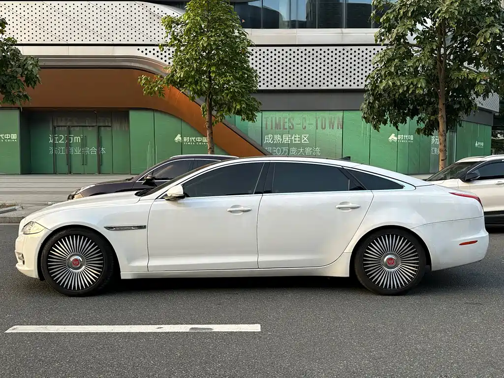 Jaguar XJ — миниатюра 4