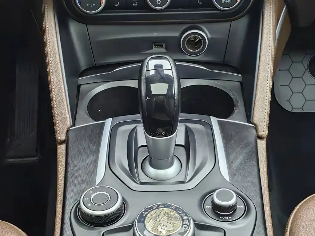 Alfa Romeo Stelvio — миниатюра 13