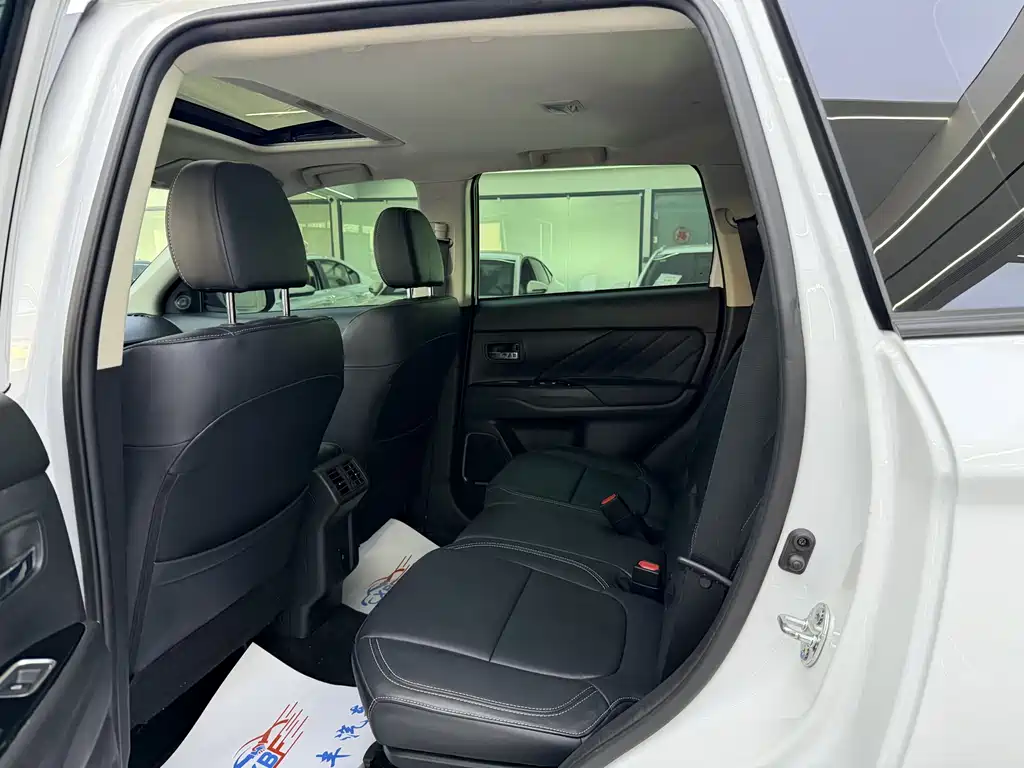 MITSUBISHI OUTLANDER