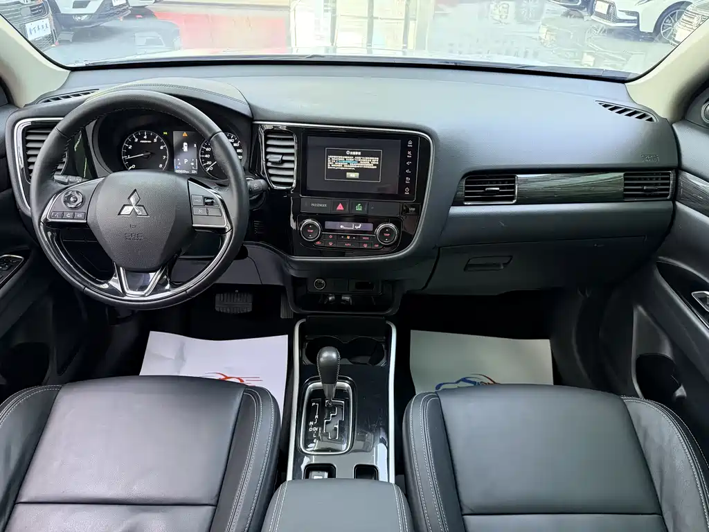 MITSUBISHI OUTLANDER