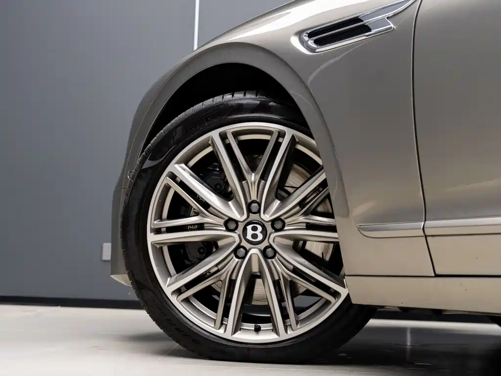 Bentley Flying Spur PHEV — миниатюра 6