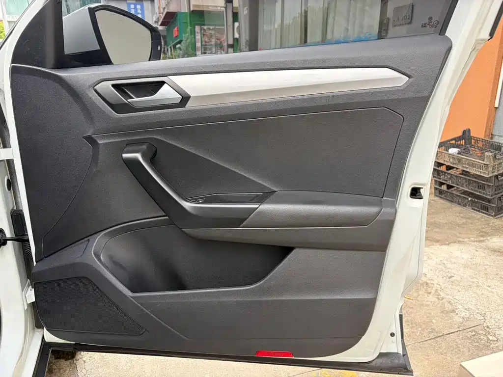 Volkswagen T-Roc — миниатюра 19