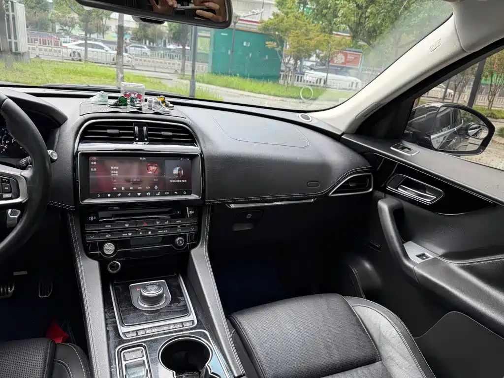 Jaguar F-PACE — миниатюра 8