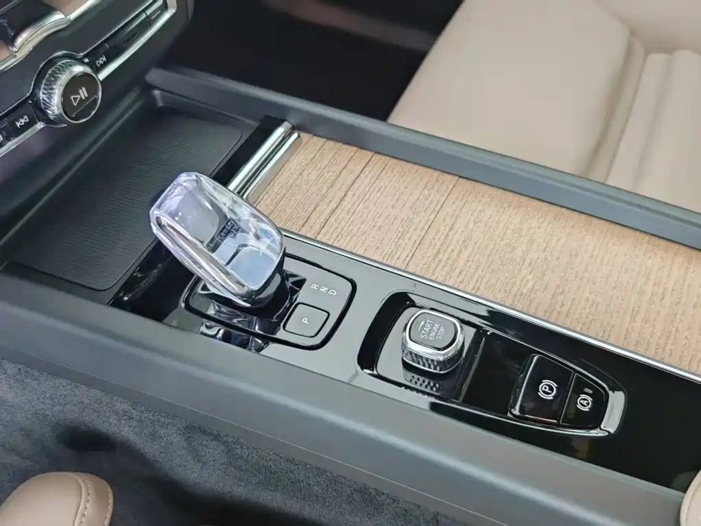 Volvo XC60 PHEV — миниатюра 11