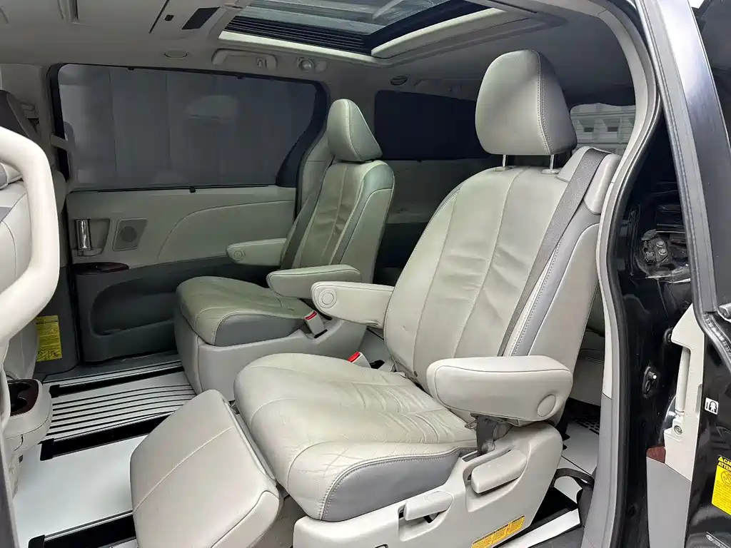 Toyota Sienna 2013 3.5L AT