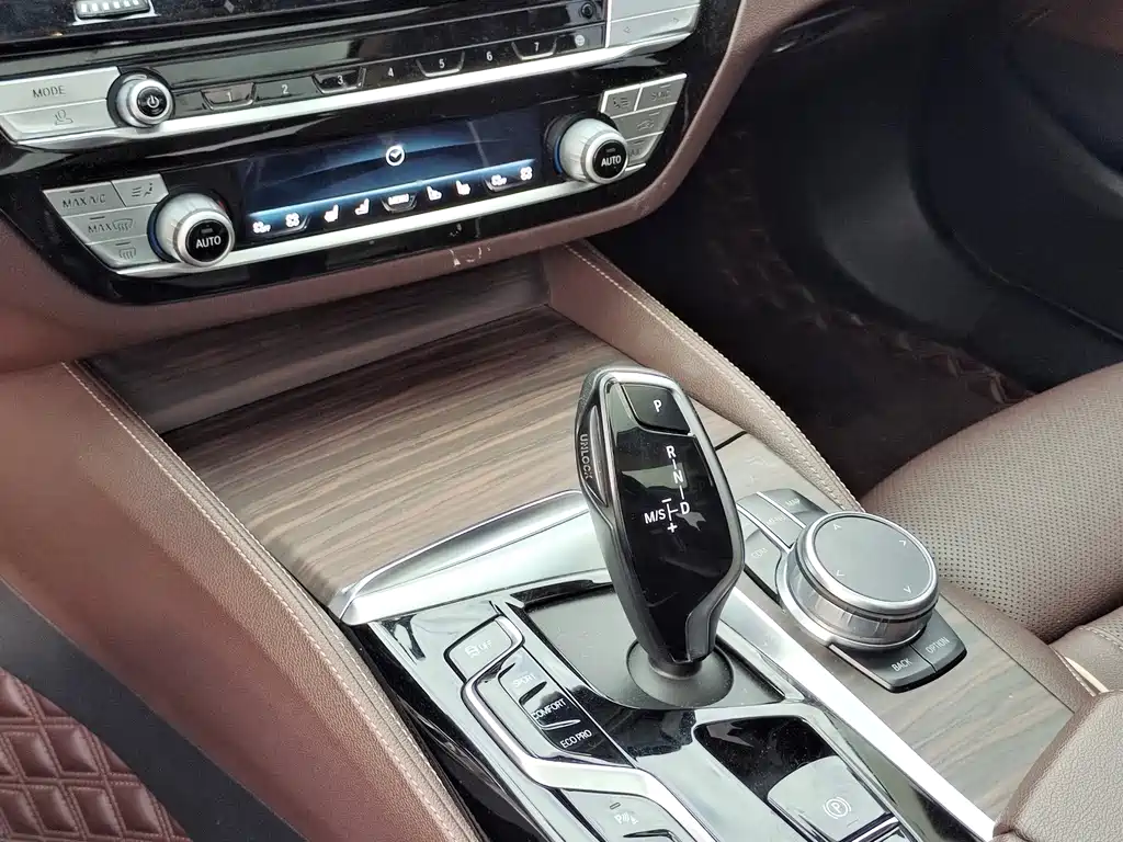 BMW 5 Series — миниатюра 10