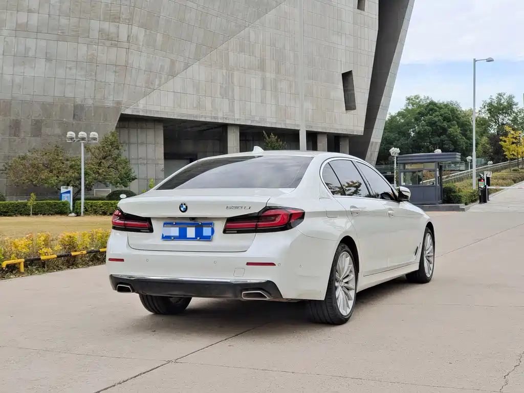 BMW 5 Series — миниатюра 12