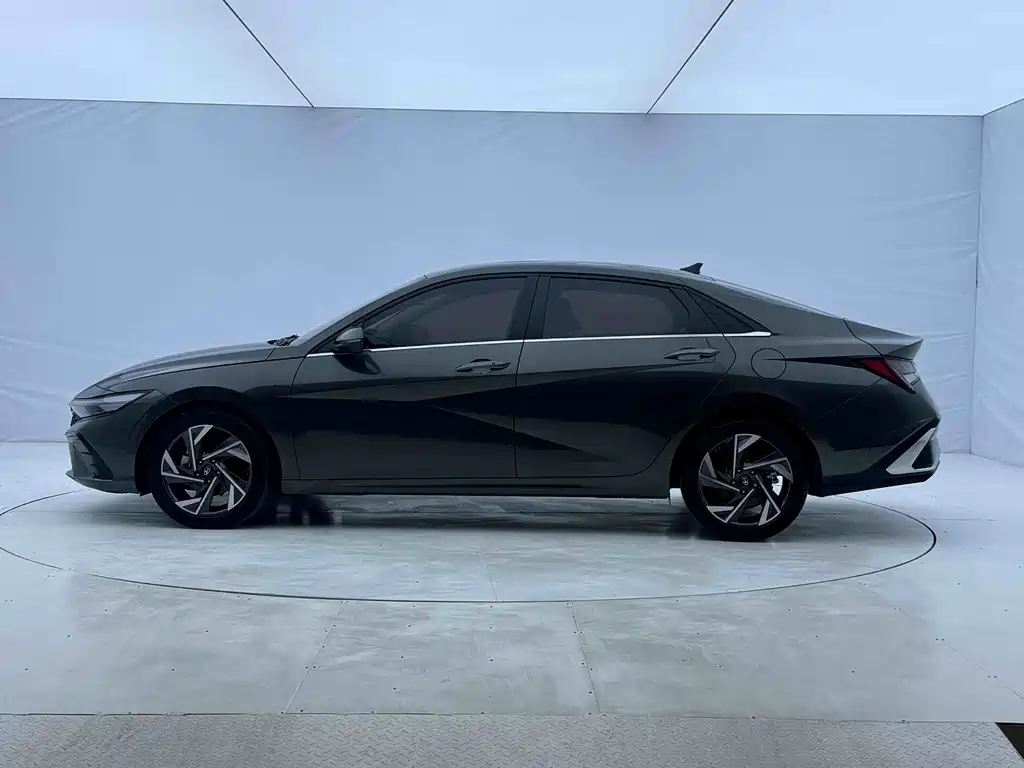 Hyundai Elantra — миниатюра 9