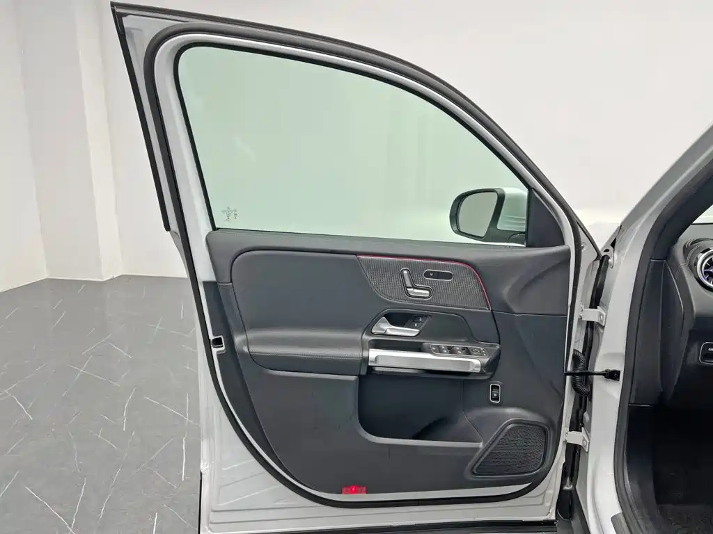 Mercedes-Benz GLB — миниатюра 12