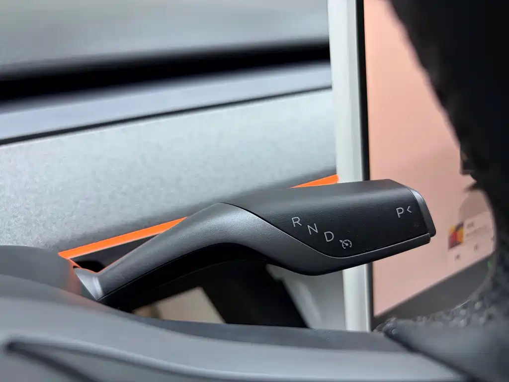 Tesla Model Y — миниатюра 8