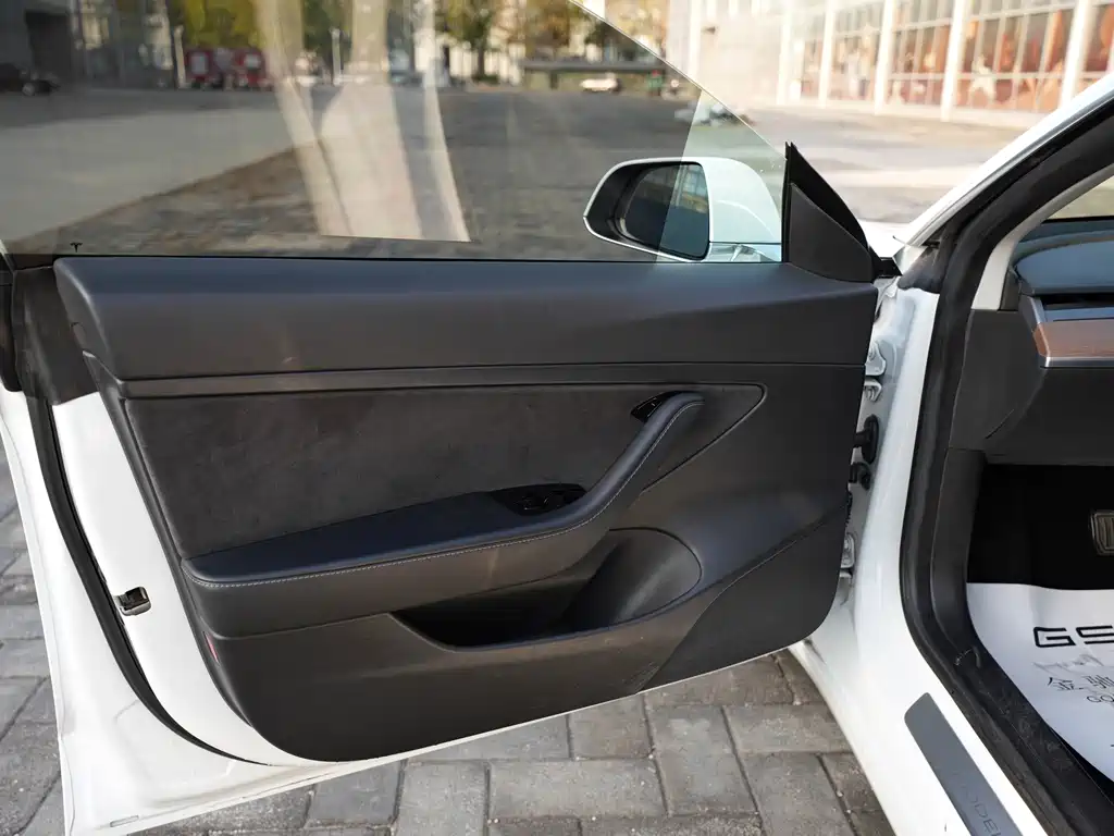 Tesla Model 3 — миниатюра 12