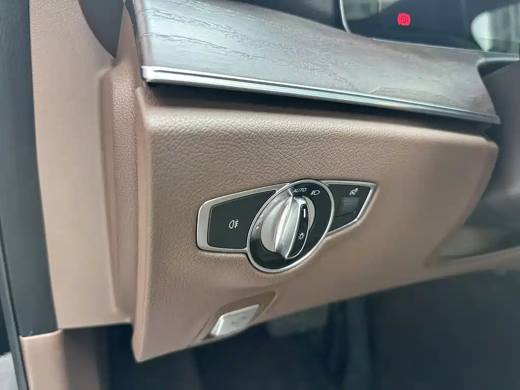 Mercedes-Benz E-Class — миниатюра 23