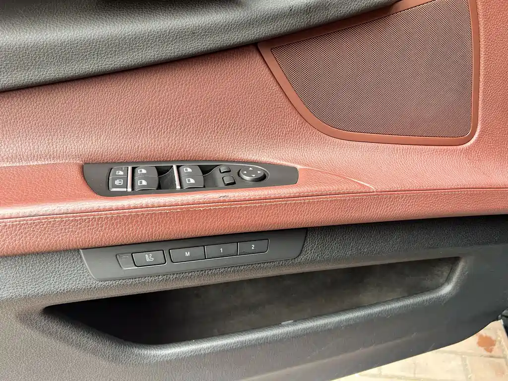 BMW 7 Series — миниатюра 17