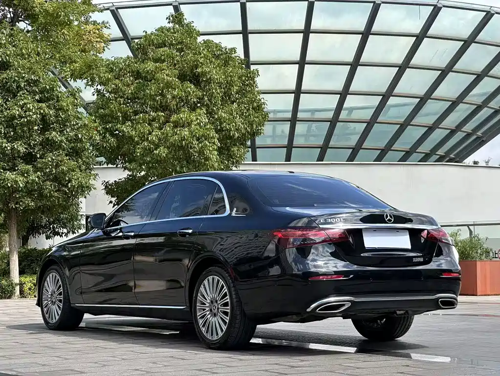 Mercedes-Benz E-Class — миниатюра 7